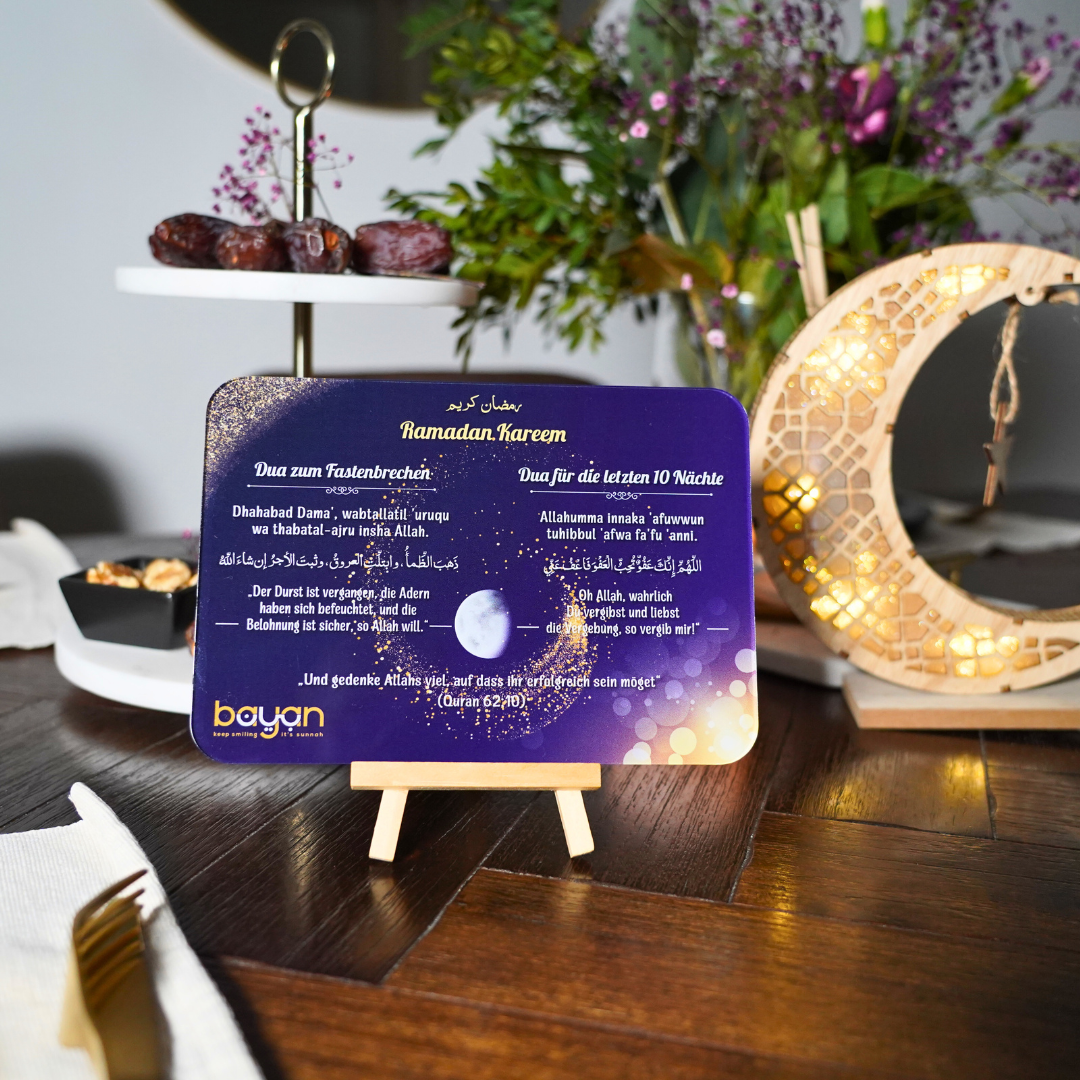 Edle Ramadan Dua-Tafel aus Acrylglas – Mit Holzstaffelei