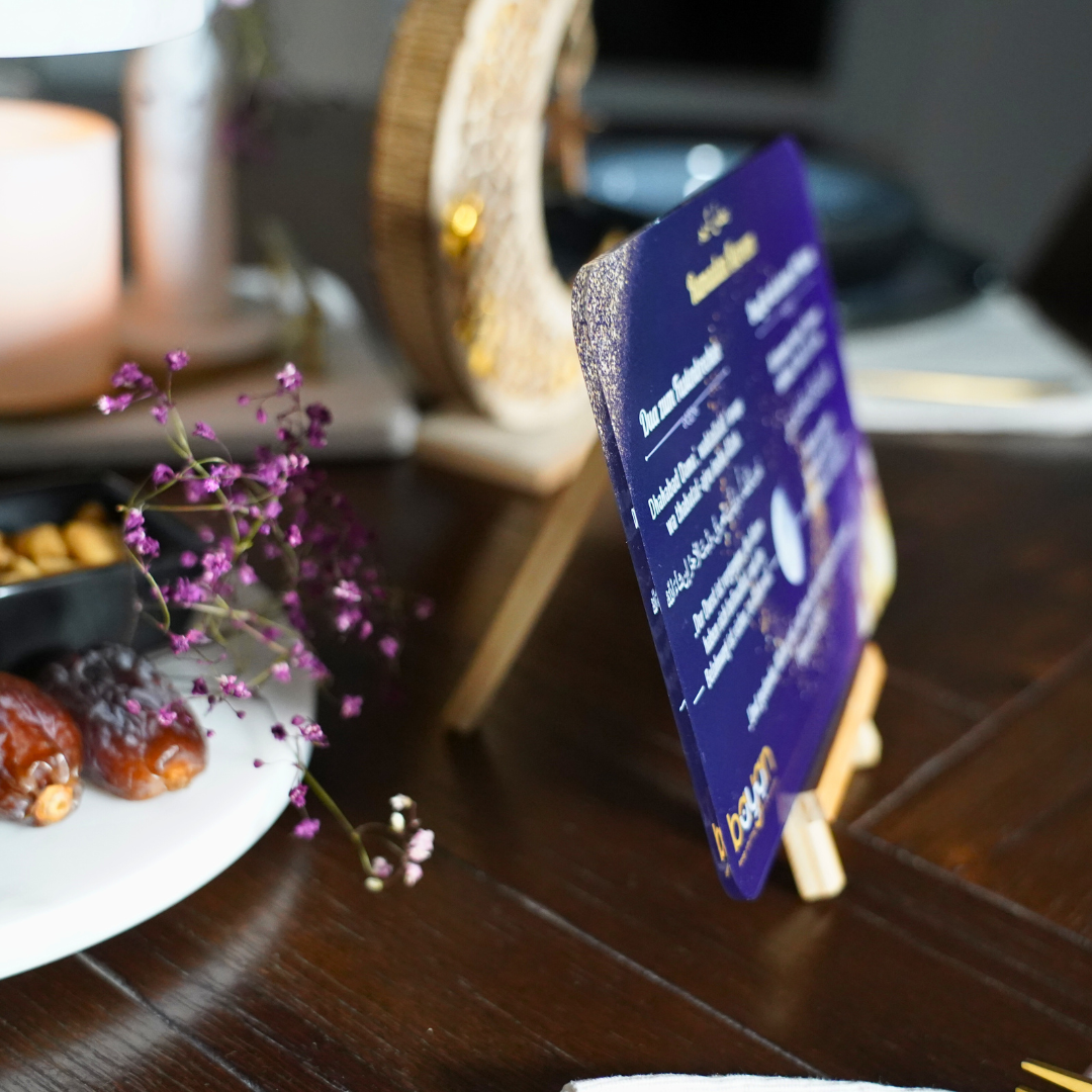 Edle Ramadan Dua-Tafel aus Acrylglas – Mit Holzstaffelei