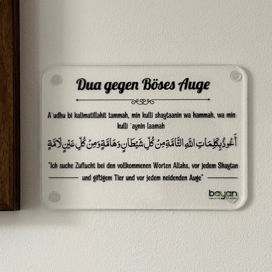 Dua-Tafel aus Acrylglas an der Wand