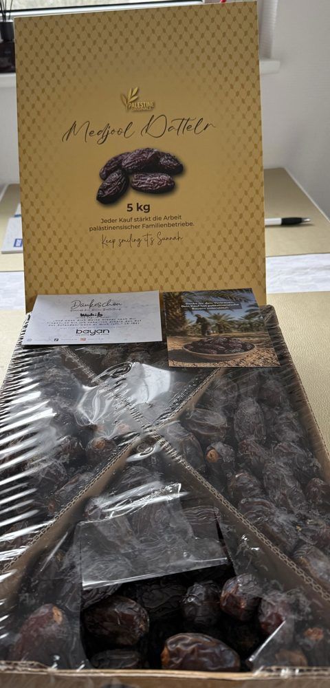 Kundenfoto: geöffnete 5-kg-Box mit Karte und Datteln